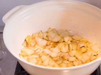 step5: 清潔好鍋子，中火燒熱鍋，下約 1 湯匙油，油熱後下洋蔥兜炒約 3 – 4 分鐘至洋蔥變成金黃色