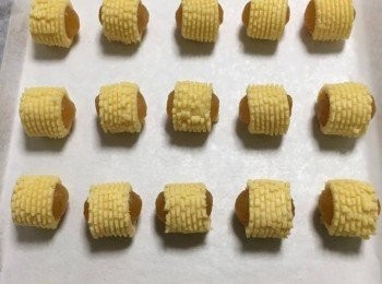 step4: 重覆至完成一盤鳳梨卷，每粒鳳梨卷要預留空隙，焗時會脹大，預熱焗爐 170度火焗18分鐘，再調至200度焗約5分鐘至金黃。