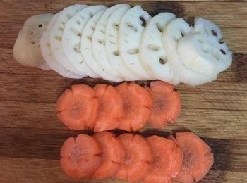 step3: 蓮藕切厚片，紅蘿蔔切成略有厚度的片狀備用。