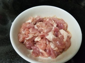 step4: 用少少雞粉，糖，黃酒，麻油生粉撈好醃入味