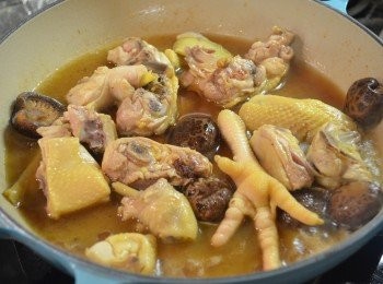 step3: 接著倒入米酒和水。（酒和水的比例可按喜好調節，但米和水的整體比例需約為 1:0.7）