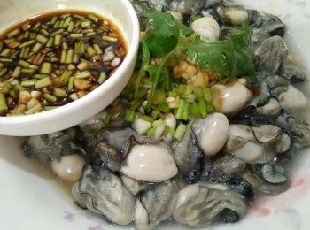 step2: 水滾煮後，倒入水量200cc於鍋中(以能夠蓋過澎湖野生石蚵汆燙為主)，