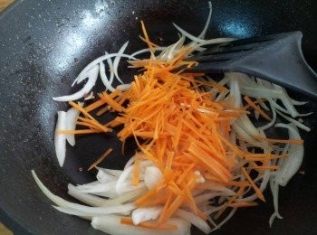 step4: 此時加入紅蘿蔔絲炒軟