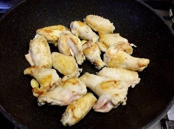 step2: 用1湯匙油爆香薑片，加入<a href="https://bit.ly/3zHU5V3" target="_blank" data-keyword="雞翼" class="guide-link"><strong>雞翼</strong></a> <span style="display:inline-block;vertical-align:middle;margin-top:-3px;color:initial;border-radius:3px;padding:2px 3px;font-size:12px;line-height:14px;background:#87d300;color:#fff;">即買</span> 用中火煎香至微黃。