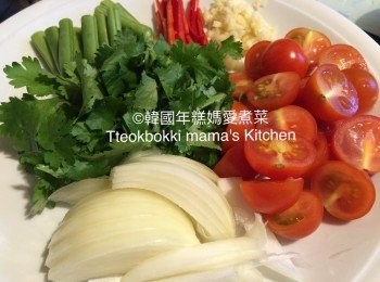 step1: 洋蔥和紅辣椒切絲、車厘茄切一半、青豆切段、準備莞酋和蒜蓉。