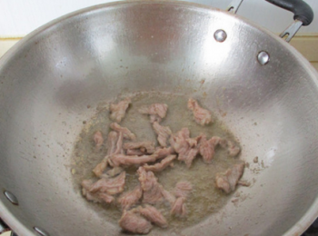 step3: 熱油，下豬肉翻炒至豬肉變色盛出。