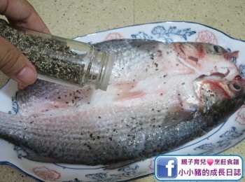 step1: 買烏頭買可以請店員幫忙開邊，將魚冼淨之後就放少許胡椒粉上魚身~