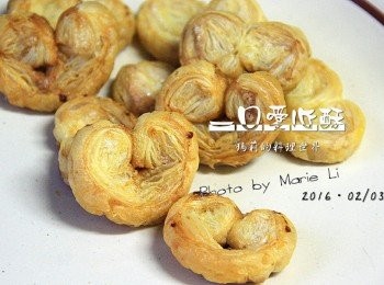 step5: 送進預熱好的烤箱中烘烤出爐即可

烤箱設定：

上火：     180度
下火：     180度
時間：    15分鐘

※ 餅皮盡可能壓出很明顯的豆芽狀
這樣烘烤時酥皮就比較有空間可以膨脹得非常漂亮喔！！