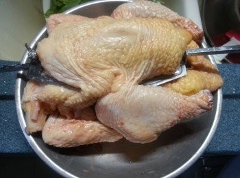 step4: 預熱焗爐上下火用230度10分鐘,用旋轉燒烤功能,將旋轉燒烤义插入雞中間