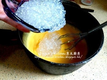 step8: 用慢火一路煮一路用打蛋煮至濃稠 , 熄火加入西米拌勻