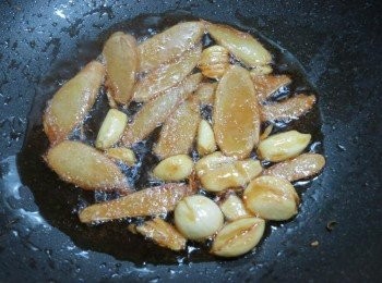 step1: 起鍋倒入麻油老薑蒜頭"小火"乾煸(火太大麻油會苦.香辛料也會燒焦)