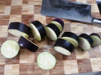 step1: 茄子洗淨後切一段段,約1吋長,將茄子平放用大火蒸10分鐘待涼