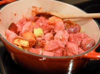 step4: 下兩湯匙麵粉與蔬菜拌勻，然後下牛肉，煮約3分鐘至肉變色