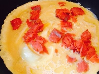 step3: 蛋漿底部開始略凝固時，加入三文魚塊，用鑊鏟不停將蛋漿從鑊邊推向中間至8成凝固立即熄火。上碟時灑上香芹碎。