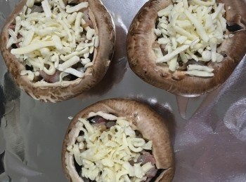 step4: 將焗爐預熱200度10分鐘，焗爐盤舖上錫紙，將餡料放在菇上