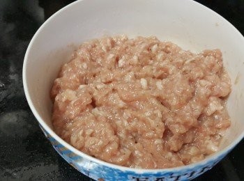 step4: 免治豬肉用調味料撈好加入水攪成糊狀