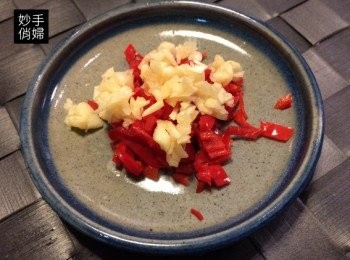 step2: 蒜頭切碎末扮入辣椒末裡,加入一匙醬油膏一匙醋一小匙糖跟一小匙鹽拌勻,