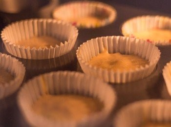 step7: 粉漿平均倒入 8 - 9 個 底部直徑 5 cm 的杯子蛋糕模裡，放入已預熱 170 度之焗爐焗大約 15 分鐘至升起，表面金黃，中間插入竹籤取出後乾淨即可出爐