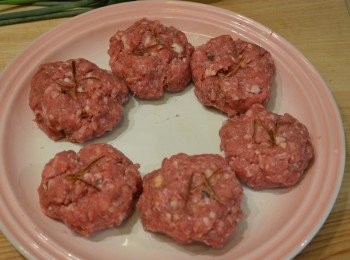 step5: 再將打好的牛肉平均分成6份，並輕力搓成圓餅形。（搓時不要將牛肉用力壓實，鬆鬆的感覺煮出來牛肉才不會硬。）