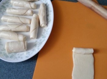 step17: 再將麵團打直再碌長,由上向下再卷起,待麵糰休息15分鐘