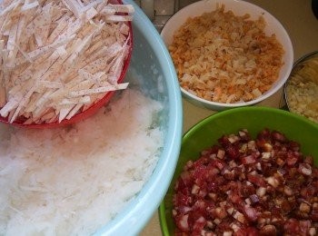 step1: 先把蝦米、小元貝洗淨，用熱水浸軟。再把臘腸、膶腸洗淨，另和蝦米切粒，而小元貝則撕成絲。浸泡蝦米及小元貝的熱水留起備用。