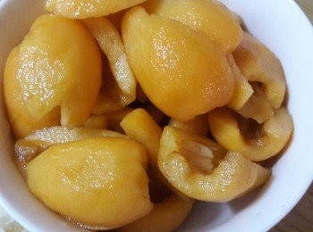 step2: 枇杷去皮後 , 對切剖開去籽