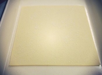 step1: 將派皮取出稍微軟化後在表面撒上適量砂糖。