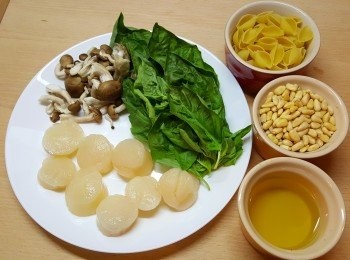 step1: 準備好所有<span class="group_1">材料</span>。甜羅勒洗淨，瀝乾水備用。