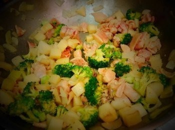 step1: 先用奶油拌炒洋蔥，馬鈴薯，炒軟後再拌炒雞腿，花椰菜。