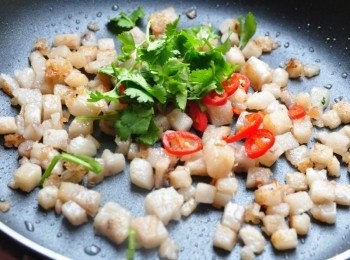 step5: 接著將辣椒片與香菜入鍋