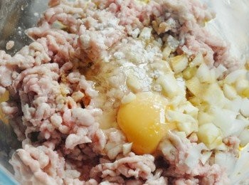 step1: 在大碗內，先將免治豬肉，雞蛋及所有醃肉調味料拌勻，靜置15分鐘