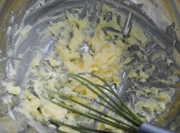 step1: 先將軟化無鹽牛油與糖霜拌勻