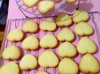 step5: 焗爐175度預熱，取出已冷藏好的餅乾，放入中層，焗10-12分鐘，見邊緣稍稍金黃即可。出爐後，把曲奇移至網架上晾涼。