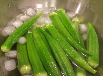step4: 將秋葵放入冰水浸凍。