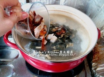 step12: 逐一將薑粒 , 白米 , 菜乾 , 燒豬骨/肉及臘鴨絲放入粥底內拌勻