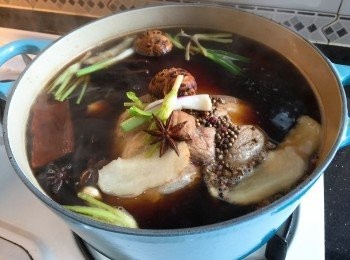 step2: 把所以材料放入鍋裡，水要蓋過豬手，炆至豬手稔身，起骨切件。