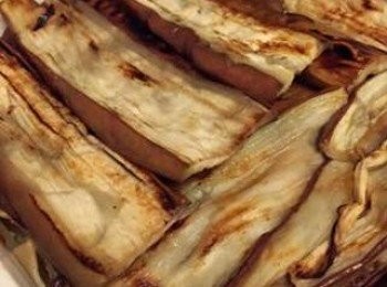 step2: 沸水中放入茄子，穿水，用廚房紙吸乾水份，熱鍋放橄欖油，放入茄子煎至略帶金黃色，備用，