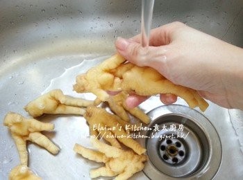 step1: 鳳爪剪去甲後沖一沖洗 , 豆腐卜亦沖一沖洗乾淨