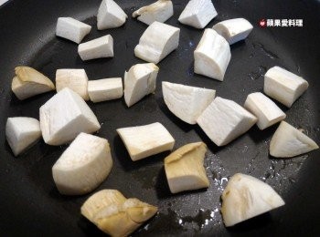 step2: 鍋中放油，開中火熱鍋，下杏鮑菇，煎至金黃上色。