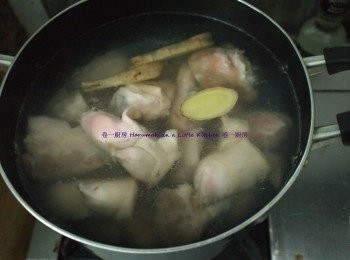 step2: 豬蹄步驟:  先把薑片及豬蹄粒放入冷水中, 以中大火煮至大滚