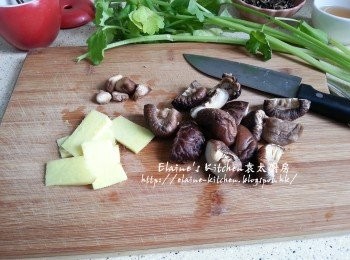 step3: 薑去皮切片 , 冬菇切半 , 木耳絲浸水10分鐘