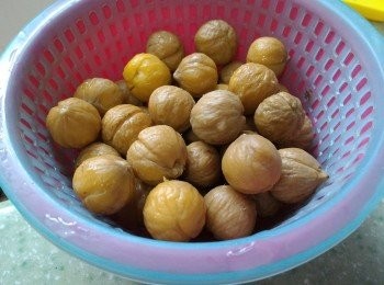step2: 栗子用小火水煮5分鐘再用冷水浸泡一會後去殼和皮。