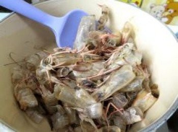 step8: 中火燒熱鍋,加少許油,加入蝦頭及蝦殼略。