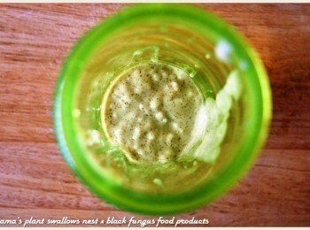 step2: 撕開黑木耳米布丁的封膜，將內容物直接倒入果汁機中。