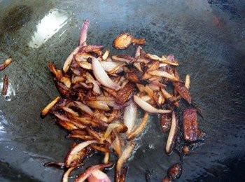 step4: 4.等洋蔥煸的差不多的時候，起鍋備用。