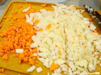 step5: 將紅蘿蔔、洋蔥、番茄切丁