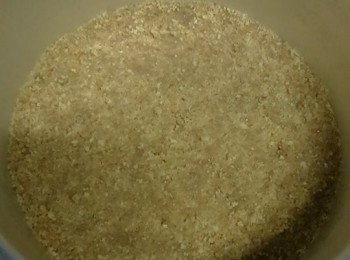 step3: 將餅碎壓平整，移入雪櫃冷凍，备用。