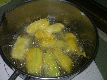 step2: 備一鍋熱油，再將裹粉糊的絲瓜條下鍋炸至金黃