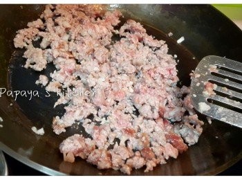 step4: 落油爆香蒜頭，放豬肉炒鬆，炒至8成熟時放入其餘材料一齊炒至熟，可用少少豉油作最後調味，就可以上碟啦！