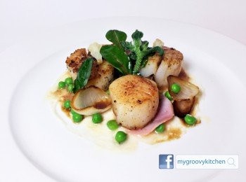 step11: 可以上碟，先放椰菜花蓉、青豆、洋蔥片、帶子、火腿片和沙律菜。最後澆上洋蔥汁，完成。